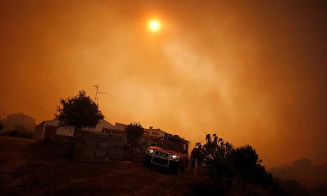 Απόκοσμες εικόνες από την Πορτογαλία: Σκοτείνιασαν παραλίες από την πύρινη κόλαση (βίντεο)